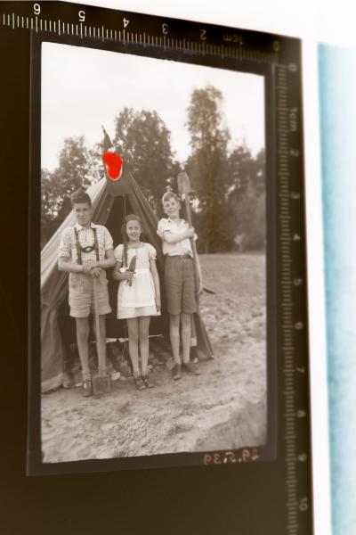 altes Negativ - Kinder stehen stramm vor ihrem Zelt